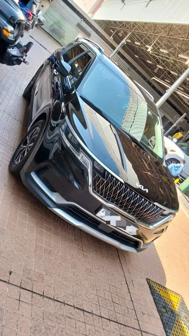 Kia SUV, front view — actual Carpools UAE transfer car
