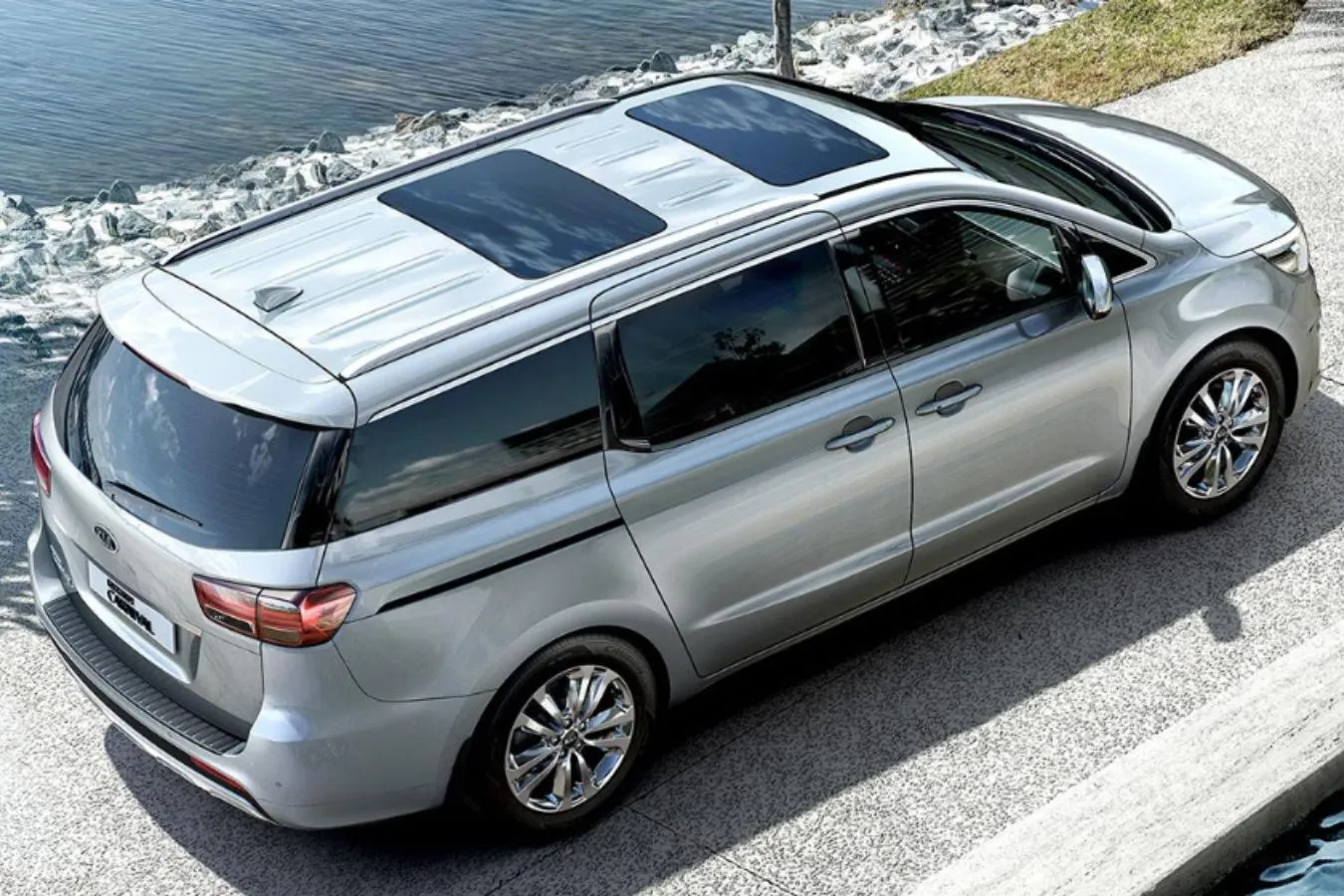 Carpools UAE 7-seater on the Dubai Abu Dhabi corridor